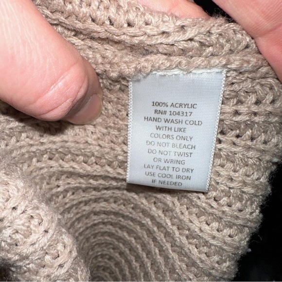 Derek Heart Knit vneck sweater - Picture 6 of 6